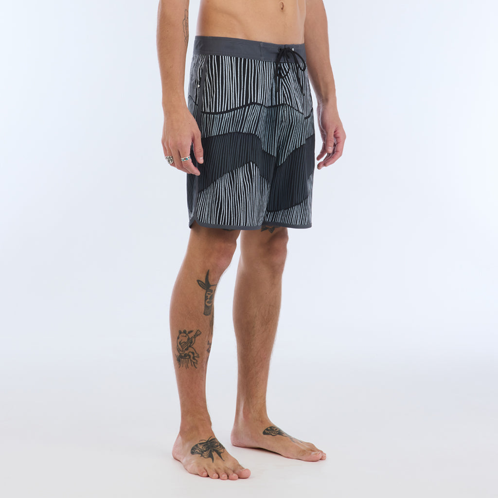 STRATA 83 FIT 18" BOARDSHORT