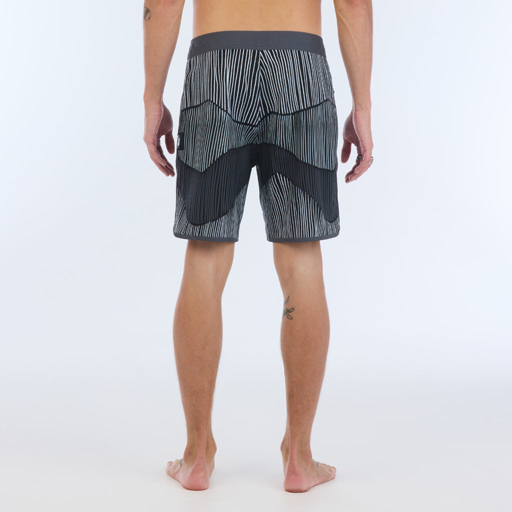 STRATA 83 FIT 18" BOARDSHORT